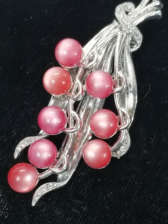 Unsigned CORO Raspberry MOONGLOWS FLOWERS Fur Clip - image 1