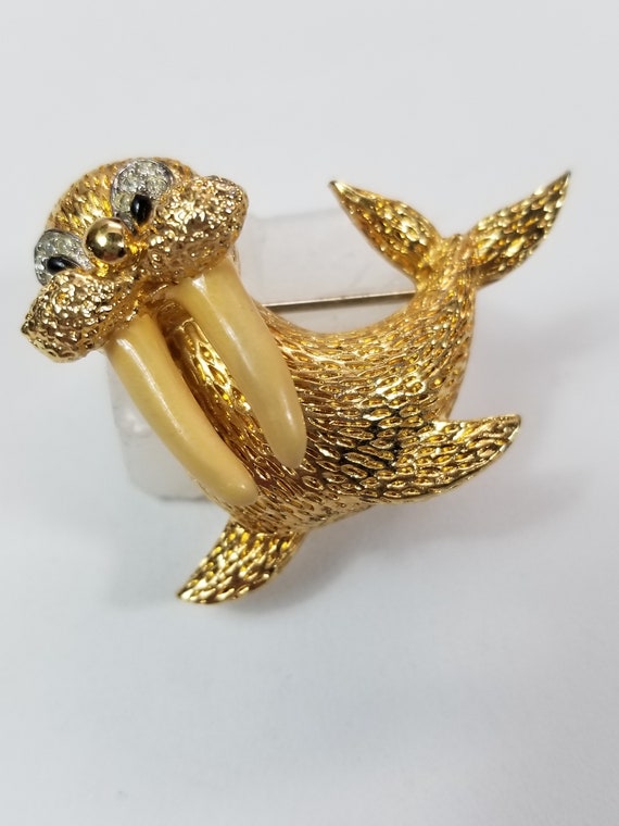 JOMAZ WALRUS BROOCH