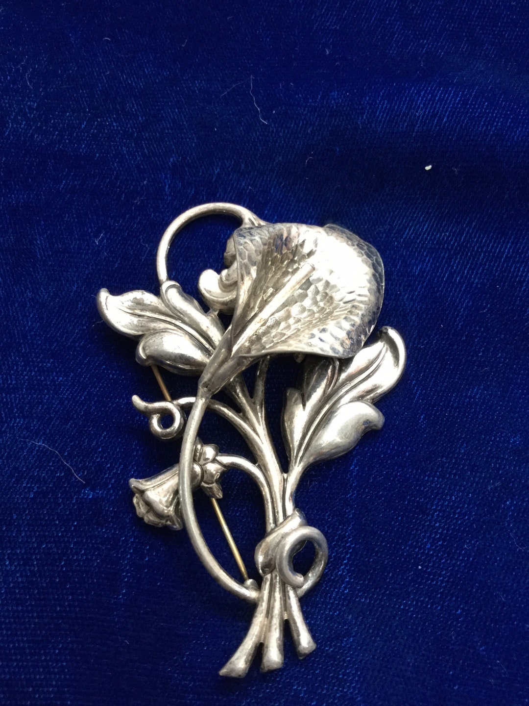 SILVER HAMMERED CALA Lily Brooch - Etsy