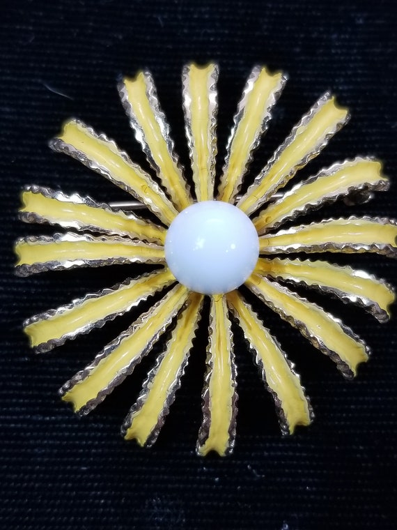 TRIFARI ENAMELED DAISY Brooch