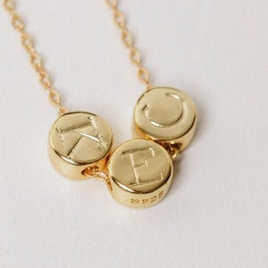 Colar inicial personalizado para mãe, pingente de disco personalizado com iniciais de crianças, delicado pingente de ponto em ouro, prata esterlina, ouro rosa AD065