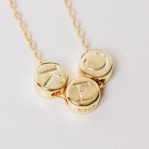Colar de mãe com iniciais de crianças, colar de disco personalizado, pingente de letra personalizado, presente para mamãe bebê, ouro, prata esterlina ou rosa AD065B