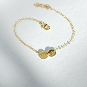 Pulsera con inicial personalizada para mamá, joyería de disco personalizada ultra pequeña con monogramas para niños, relleno de oro de 14 k o plata esterlina, regalo para mamá AD239A