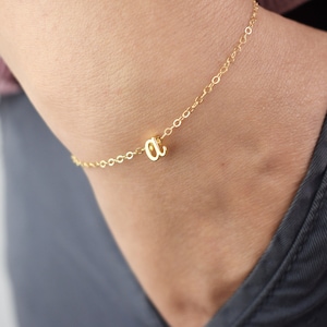 Pulsera con inicial personalizada bañada en oro de 14 quilates, pulsera con letra minúscula pequeña, delicados regalos de propuesta para damas de honor, regalo de cumpleaños para hermana mayor AD187