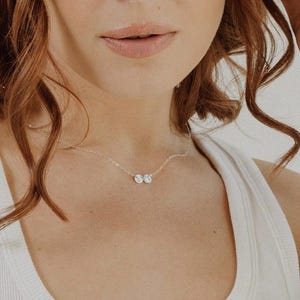 Collar de monedas personalizado con las iniciales de los niños para mamá, delicado disco personalizado para ella, relleno de oro de 14 k, relleno de oro rosa o plata esterlina, AD262