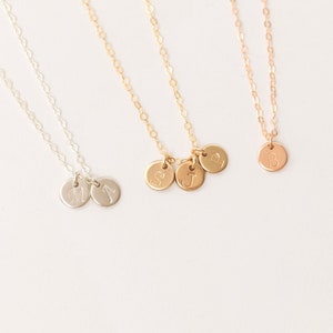 Collar de disco personalizado para esposa o novia, monedas iniciales personalizadas para hermanas, relleno de oro de 14 k, relleno de oro rosa o plata esterlina AD234