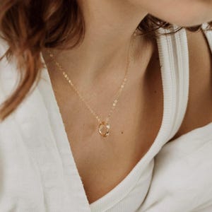Gold 14K Karma Halskette, Ring Kreis Anhänger, moderne Boho große Schwester Geschenk, jeden Tag chic Look, perfektes Geschenk für Glam Fan Freundin AD222