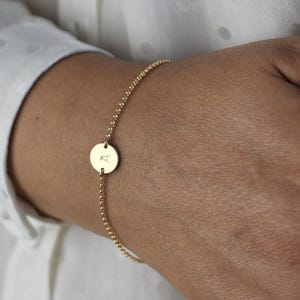 Pulseira inicial personalizada para namorada, joias de disco personalizadas, moeda de letra delicada preenchida com ouro 14k, presente de dia dos namorados para noivo AD235