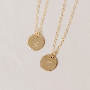 Collar de disco personalizado con iniciales personalizadas para madres, colgante de moneda con monograma, relleno de oro de 14 k, regalo para hermanas mayores, joyería familiar AD043B