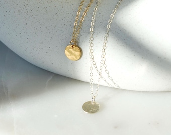 Collier pendentif disque martelé pour un look minimaliste au quotidien, pendentif délicat en forme de pièce d'or, bijou à breloque ronde, cadeau d'anniversaire pour belle-fille AD014