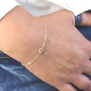 Pulsera con inicial personalizada, joyería con monograma ultrapequeño, pulseras de disco personalizadas, pulsera con nombre delicado en oro o plata, regalo para mamá AD239