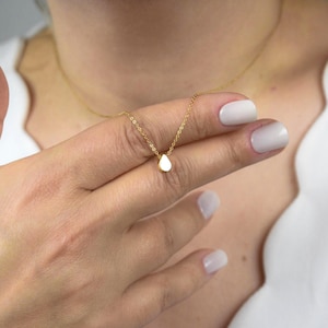 Zarte Tropfenkette für die minimalistische Mutter, elegantes, schlichtes Schmuckgeschenk für Töchter von der Schwiegermutter, Gold oder Sterlingsilber AD099
