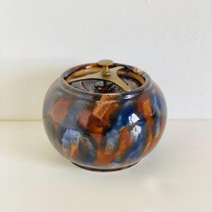 Vintage geglazuurde keramische snuifdoos, tabakspot met blauw en bruin druppelvormig deksel en messing knop