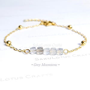 Pulsera de piedra de nacimiento con 16 tipos de piedras • Delicada piedra preciosa natural de corte cúbico mm • Cadena satélite de acero inoxidable, plata y oro de 18 quilates, 7"+1" de extensión.