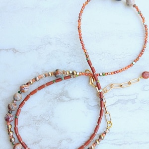 Pulsera de triple vuelta Rusted Horizon: coral, perlas, ágata rubí y ágata de fuego