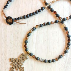 砂漠の僧侶のネックレス | 縞模様の瑪瑙、ブロンズ石、エチオピア産真鍮のコプト十字架