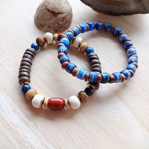 Pulseras apilables "Just Deal The Cards" para hombre: jaspe rojo, cuentas de hueso, cuentas kente krobe y vidrio reciclado.