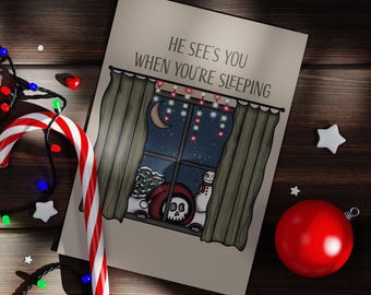 Puede incluir: Una tarjeta de Navidad con una ilustración oscura y humorística de un esqueleto con un gorro de Papá Noel mirando por una ventana con un muñeco de nieve afuera. El texto de la tarjeta dice "Te ve cuando estás durmiendo."