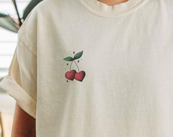 tatuaggio Cherry Tee, stile tatuaggio tradizionale, piccola maglietta grafica, maglietta di ispirazione vintage, stampa di frutta retrò, colori comodi, vecchia scuola,