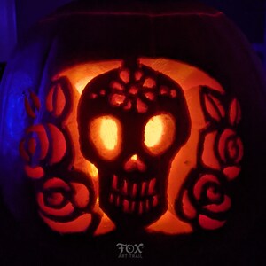 Pochoir à sculpture de citrouille pour Halloween, tête de mort en sucre et roses Jack O Lantern téléchargeable pochoir, beau bricolage effrayant d'Halloween nouveau