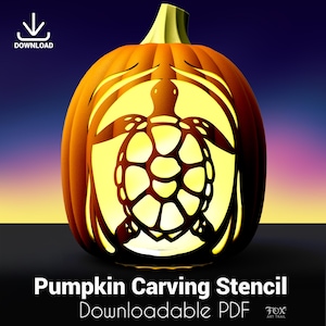 Può includere: Una zucca arancione con un disegno di intaglio di tartaruga, illuminata dall'interno. L'immagine include il testo "Pumpkin Carving Stencil Downloadable PDF". Un'icona di download si trova nell'angolo in alto a sinistra.