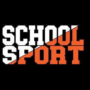 Può includere: Progettazione grafica di testo bianco e arancione con le parole "SCHOOL SPORT" in un carattere audace e a blocchi.
