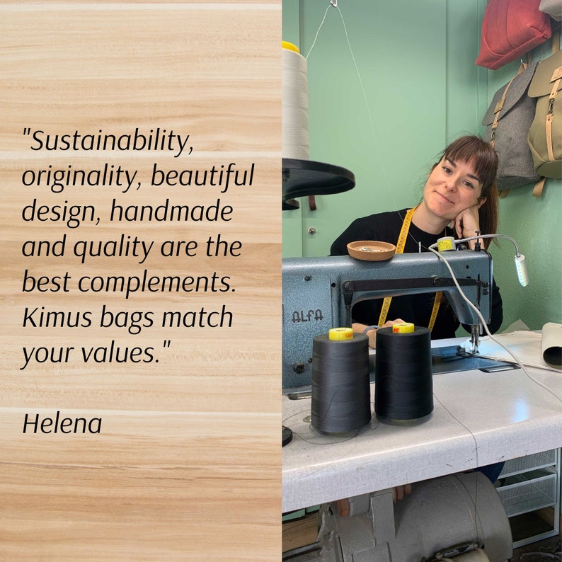 Op de afbeelding: Een vrouw zit aan een naaimachine met spoelen garen en een citaat over duurzaamheid, originaliteit, ontwerp en kwaliteit. Het citaat luidt: "Duurzaamheid, originaliteit, mooi ontwerp, handgemaakt en kwaliteit zijn de beste complimenten. Kimus tassen passen bij uw waarden." - Helena