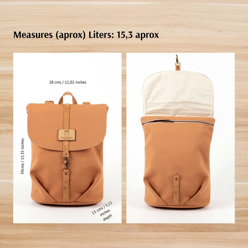 Op de afbeelding: Een bruine canvas rugzak met een kurk accent en een ritssluiting. De rugzak is 39 cm hoog, 28 cm breed en 13 cm diep. Hij heeft een capaciteit van 15,3 liter.