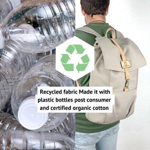 K&ouml;nnte beinhalten: Ein beiger Rucksack mit einem braunen Lederriemen und einem gr&uuml;nen Recycling-Symbol. Der Text "Recycled fabric Made it with plastic bottles post consumer and certified organic cotton" befindet sich unter dem Symbol. Ein Stapel durchsichtiger Plastikwasserflaschen befindet sich auf der linken Seite des Bildes.