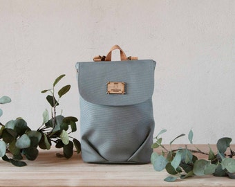 Zaino piccolo compatto in tela grigio chiaro: borsa versatile adatta ai vegani da donna