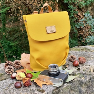 Mini sac à dos végétalien pour femme soucieuse de l'environnement : un petit sac à dos inspiré de la nature pour des aventures respectueuses de l'environnement.