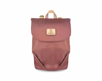 Bonita mochila pequeña de lona rosa: elegante y funcional.