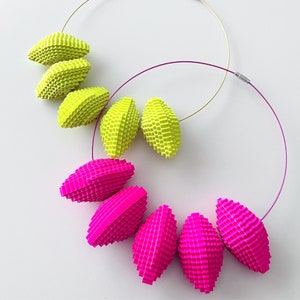Collana futuristica, Gioielli fluo, Girocollo rosa neon, Gioiello contemporaneo, Girocollo giallo neon, Gioiello cavetto, Collana di carta