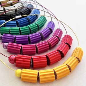 Collana di carta, Girocollo in acciaio con perle di carta colorata, Girocollo Minimal, Gioiello contemporaneo, Gioiello cavetto acciaio
