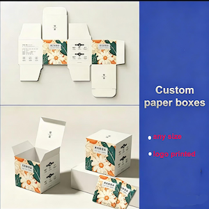 Puede incluir: Cajas de papel personalizadas blancas, una plana y desplegada, la otra montada. Las cajas presentan un diseño floral con detalles en naranja y verde. El texto "Custom paper boxes" es visible.