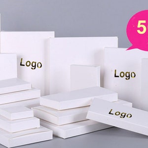 Scatola di carta Kraft bianca da 50 pezzi, piccole scatole di cioccolatini nuziali per gioielli Stampa personalizzata / logo
