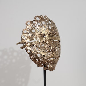 Sculptuur van messing en staal met standaard, abstract vrouwelijk gezicht, gelaste metalen kunst,