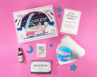 Caja de regalo para consentirla: Set de baño cósmico con bomba de baño