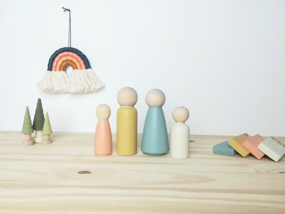 muñecos madera montessori