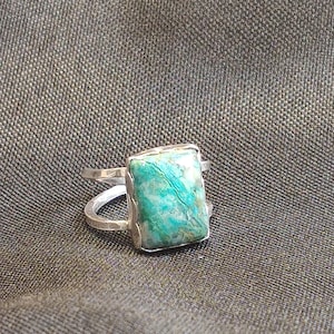 Green chrysocolla stone in scalloped bezel on a split sterling silver shank - UK size O