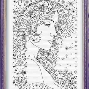 Puede incluir: Impresión artística de punto de cruz en blanco y negro en un marco decorativo. La obra de arte presenta el perfil de una mujer con cabello suelto, elementos florales y símbolos celestiales. El texto en la parte inferior dice "HARVEST MOON". El marco es oscuro y ornamentado.