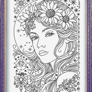 Op de afbeelding: Zwart-witte lijntekening van een vrouw met een zonnebloemenkroon. Het gezicht van de vrouw is zichtbaar en ze heeft lang, golvend haar. De illustratie is omringd door sterren, manen en andere hemellichamen. De tekst "STURGEON MOON" staat onderaan de afbeelding.