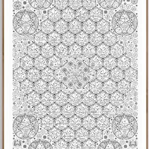 Op de afbeelding: Een zwart-wit geometrisch patroon met herhalende cirkels en sterren. Het patroon is ingelijst in een lichtbruin houten frame.