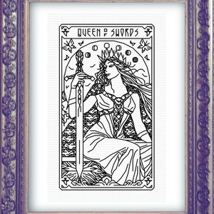 Può includere: Illustrazione in bianco e nero della carta dei tarocchi della Regina di Spade. La Regina è raffigurata seduta su un trono, con una spada nella mano destra. La carta è incorniciata da un bordo decorativo.