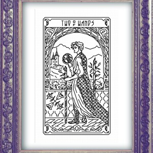 Puede incluir: Ilustración en blanco y negro de una carta de tarot que representa el Dos de Bastos. La carta muestra a una persona de pie en un balcón, sosteniendo dos bastos y mirando hacia una ciudad.