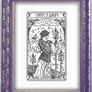 Op de afbeelding: Zwart-witte illustratie van de tarotkaart Drie van Stokken. De kaart toont een persoon die op een klif staat en uitkijkt over een wateroppervlak, met drie stokken in de hand. De zon schijnt helder aan de hemel. De kaart is omlijst met een zwarte en witte rand.