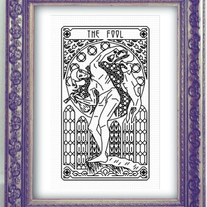 Op de afbeelding: Zwart-witte illustratie van de tarotkaart De Dwaas. De kaart toont een figuur die met een hond aan zijn zijde naar een klif loopt. De figuur draagt een staf en een tas. De kaart is ingelijst in een zwart frame.