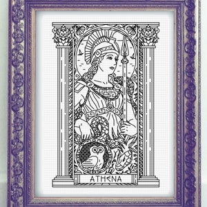 Op de afbeelding: Zwart-witte lijntekening van Athena, de Griekse godin van wijsheid en oorlogvoering. Ze is afgebeeld met een helm en harnas, met een speer en een uil in haar handen. De afbeelding is ingelijst in een decoratief kader.