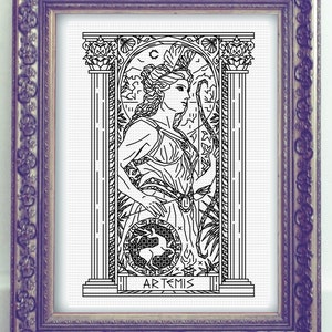 Op de afbeelding: Zwart-witte lijntekening van Artemis, de Griekse godin van de jacht, met een boog en pijl. Ze staat in een deuropening met kolommen en een hert aan haar voeten. De tekst "ARTEMIS" staat onder haar.