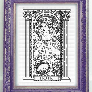 Op de afbeelding: Zwart-witte lijntekening van de Griekse godin Hestia, die een kom met eten vasthoudt. Ze staat in een deuropening met kolommen en een inscriptie die "Hestia" luidt.